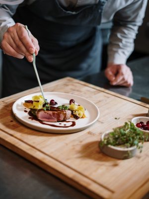 pexels-chef-plate wood